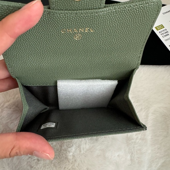Brand New Green Cardholder Wallet - Received as Gift ❌ Not the Brand Likely! - Picture 6 of 6